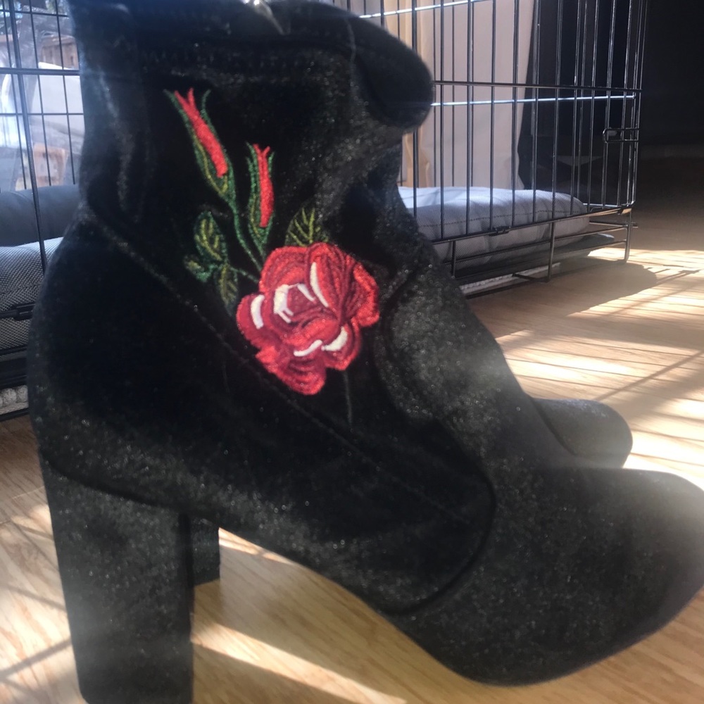 🌈 Black, high-heel booties